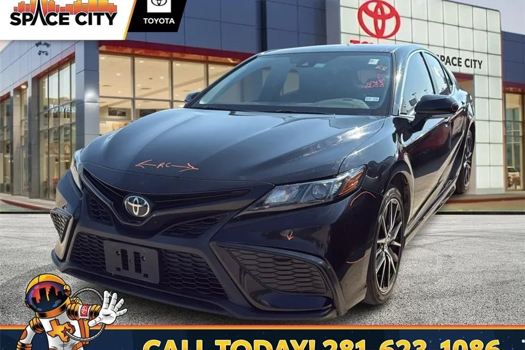 2022 Toyota Camry SE photo 1