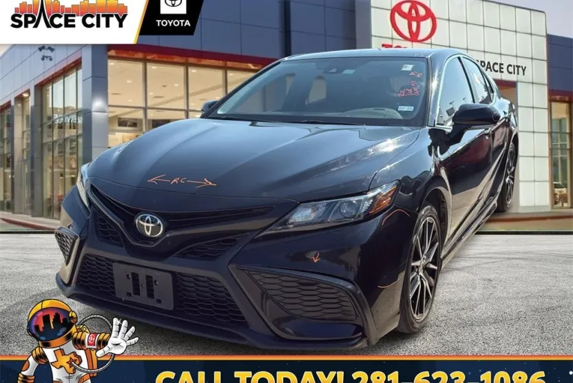 2022 Toyota Camry SE photo 1