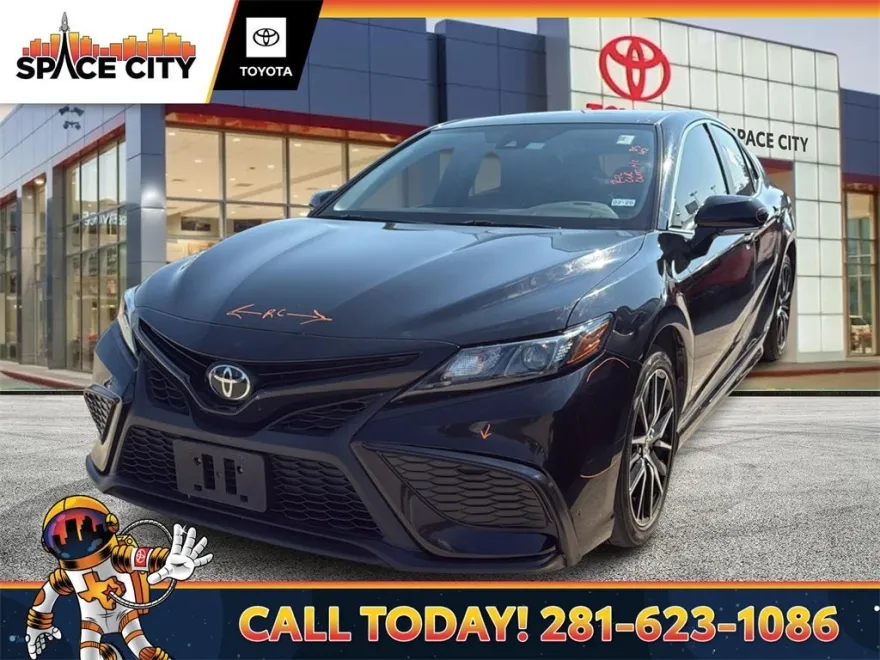 2022 Toyota Camry SE photo 1