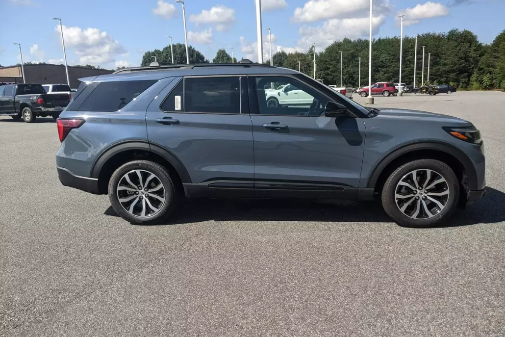 2025 Ford Explorer ST-Line photo 1