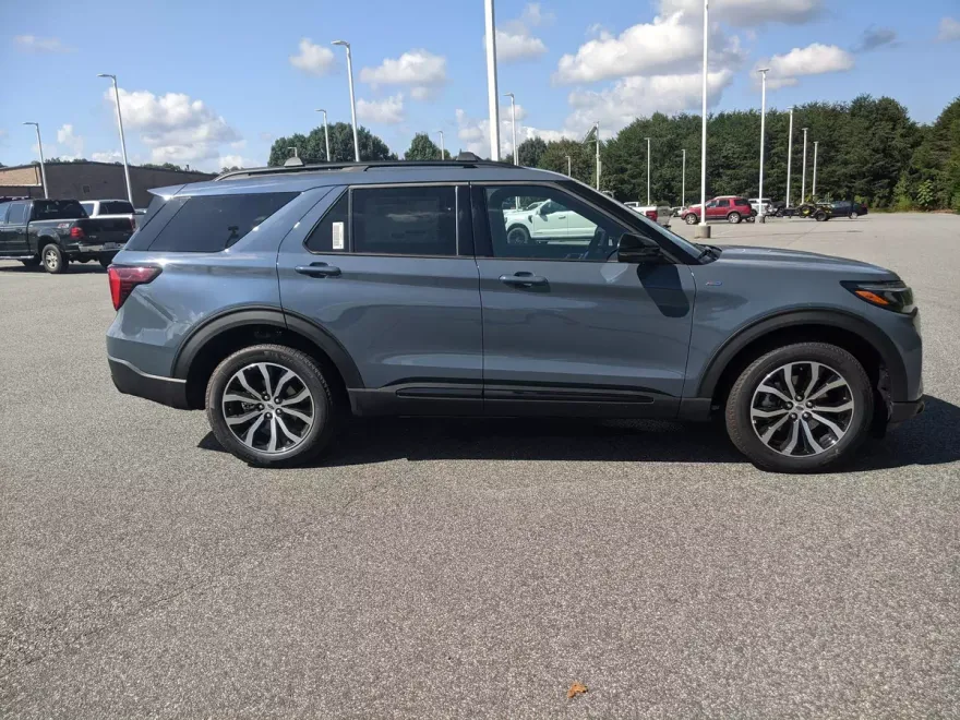 2025 Ford Explorer ST-Line photo 1