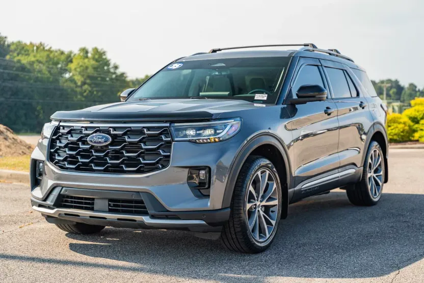 2025 Ford Explorer Platinum photo 1