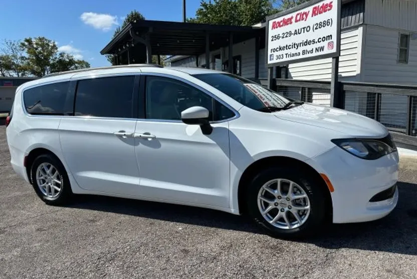 2021 Chrysler Voyager LXi photo 1