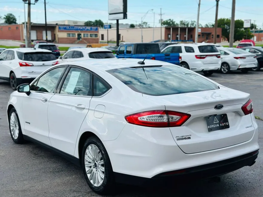 2016 Ford Fusion Hybrid photo 1