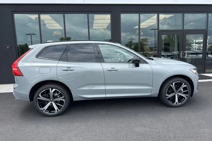 2025 Volvo XC60 B5 photo 1