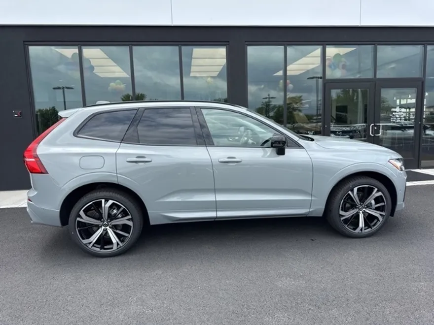 2025 Volvo XC60 B5 photo 1