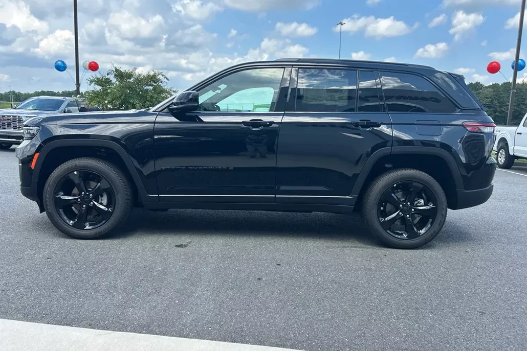 2025 Jeep Grand Cherokee Altitude photo 1