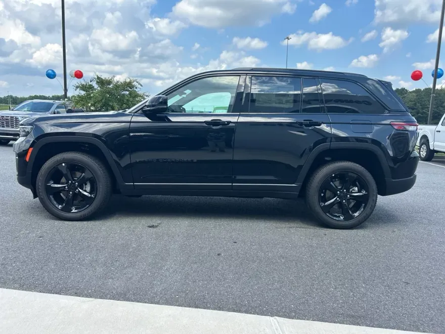 2025 Jeep Grand Cherokee Altitude photo 1