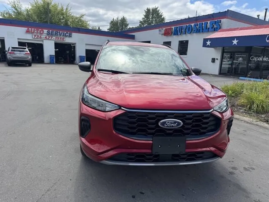 2024 Ford Escape ST-Line photo 1