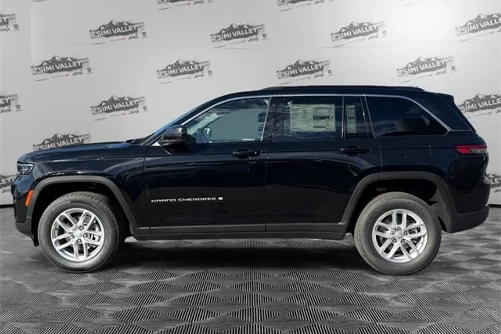 2025 Jeep Grand Cherokee Laredo photo 1