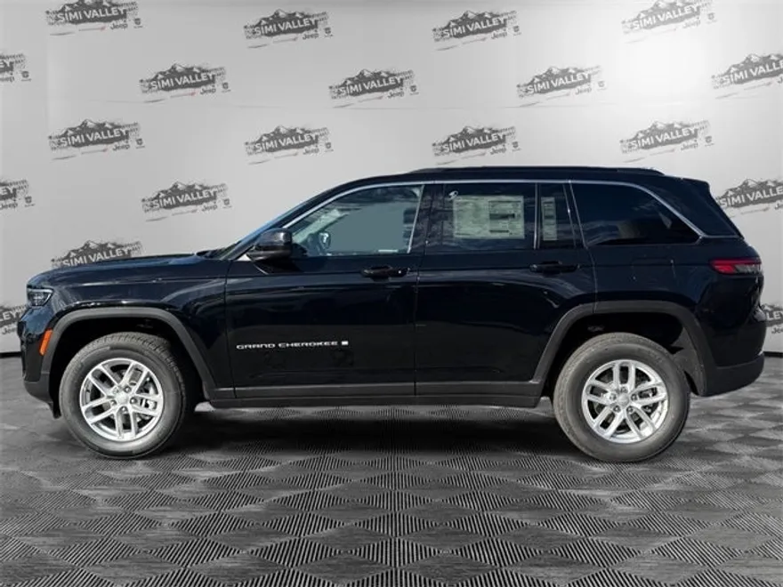 2025 Jeep Grand Cherokee Laredo photo 1