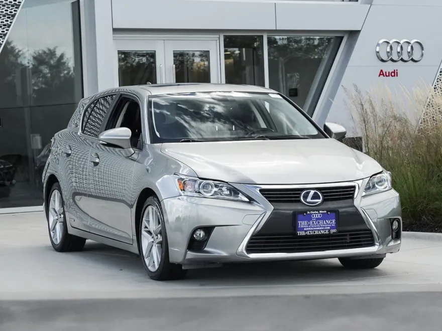 2017 Lexus CT 200h photo 1