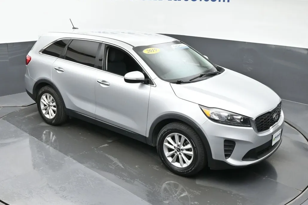 2019 Kia Sorento LX photo 1