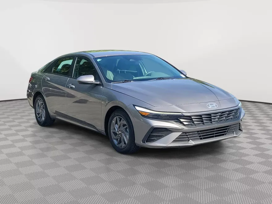 2024 Hyundai Elantra SEL photo 1