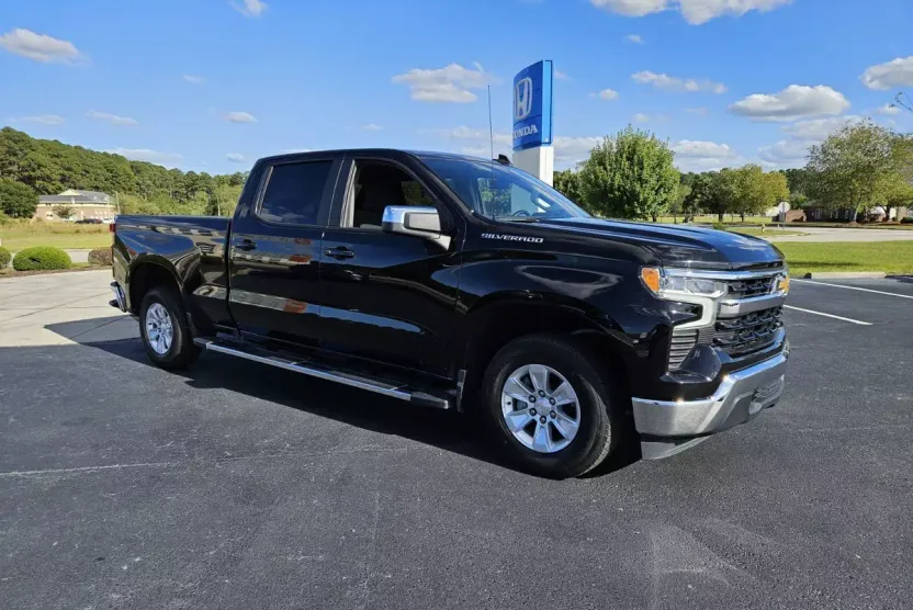 2024 Chevrolet Silverado 1500 LT photo 1