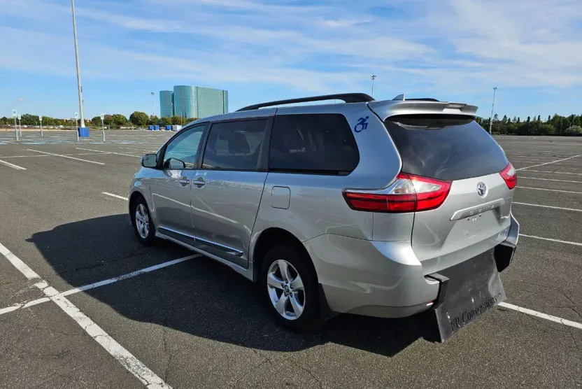 2019 Toyota Sienna LE photo 1