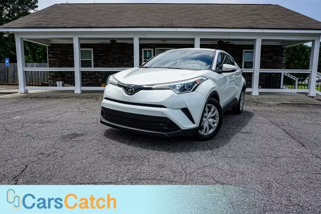2019 Toyota C-HR XLE photo 1
