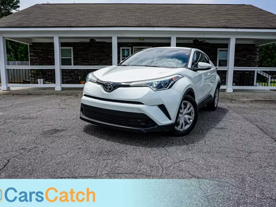 2019 Toyota C-HR XLE photo 1