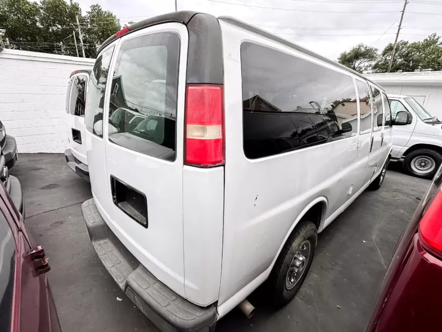 2007 Chevrolet Express LS 3500 photo 1