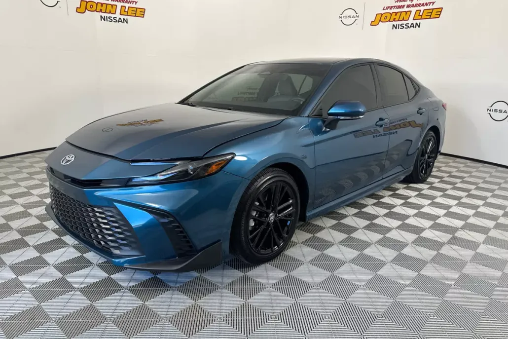 2025 Toyota Camry SE photo 1