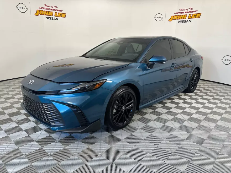 2025 Toyota Camry SE photo 1