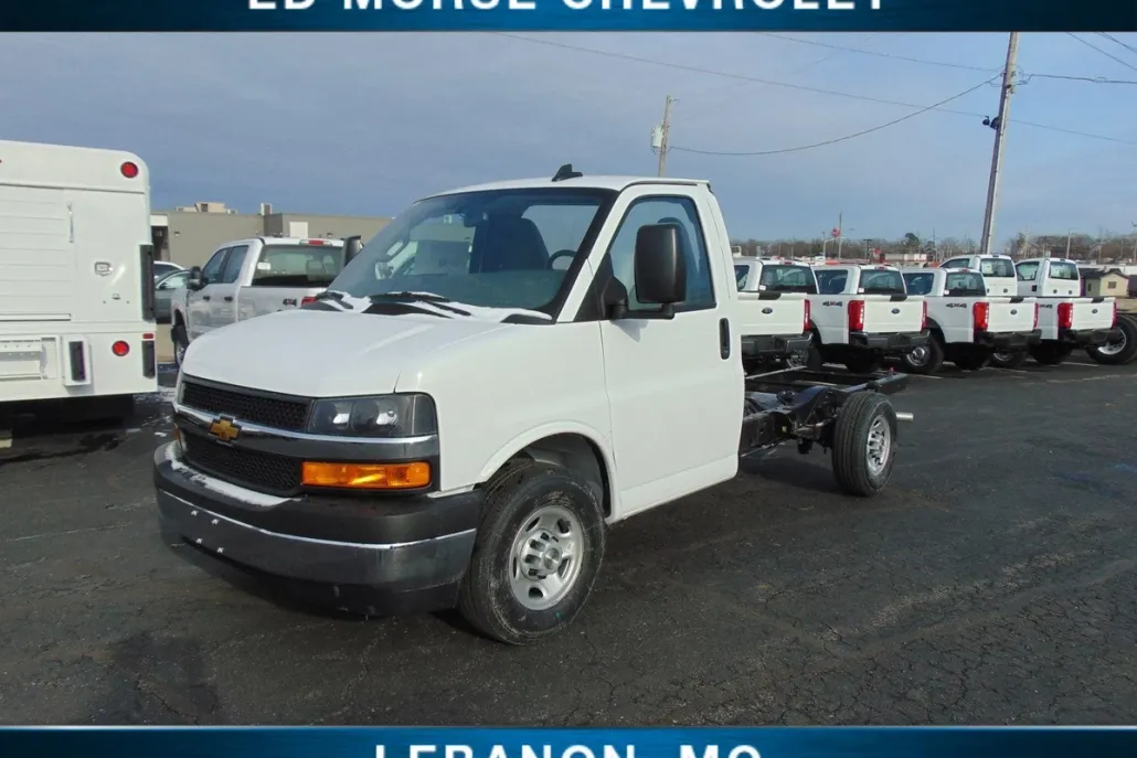 2025 Chevrolet Express Cutaway 3500 photo 1