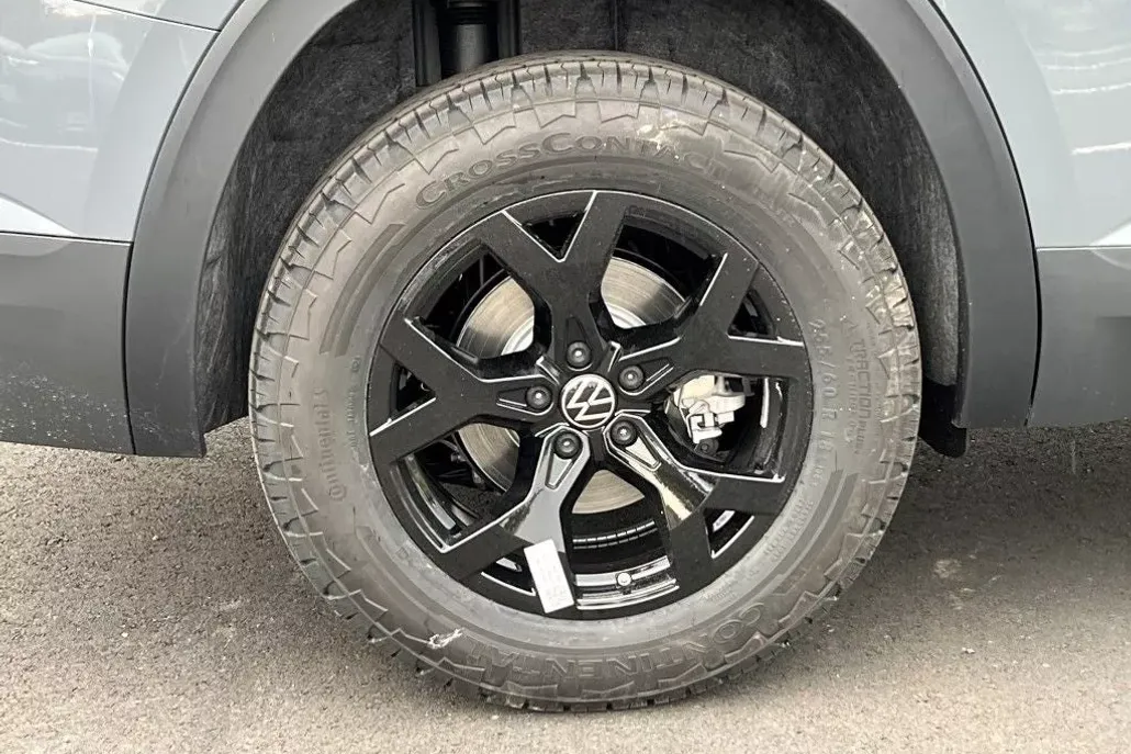 2025 Volkswagen Atlas Peak Edition SE photo 1