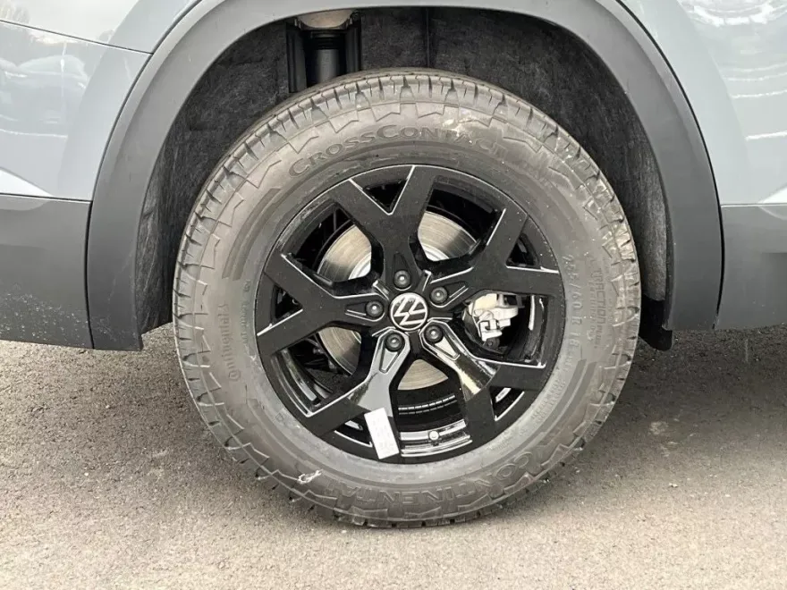 2025 Volkswagen Atlas Peak Edition SE photo 1
