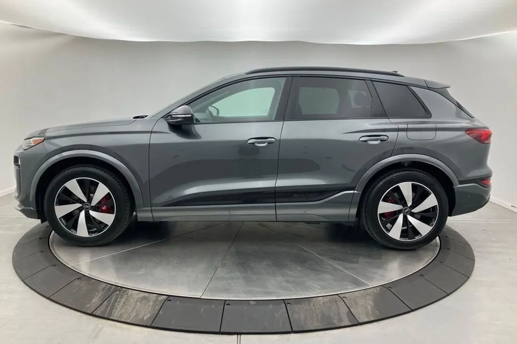 2025 Audi e-tron Premium photo 1