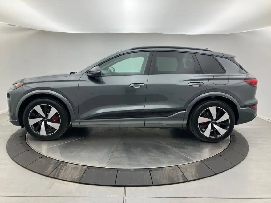 2025 Audi e-tron Premium photo 1