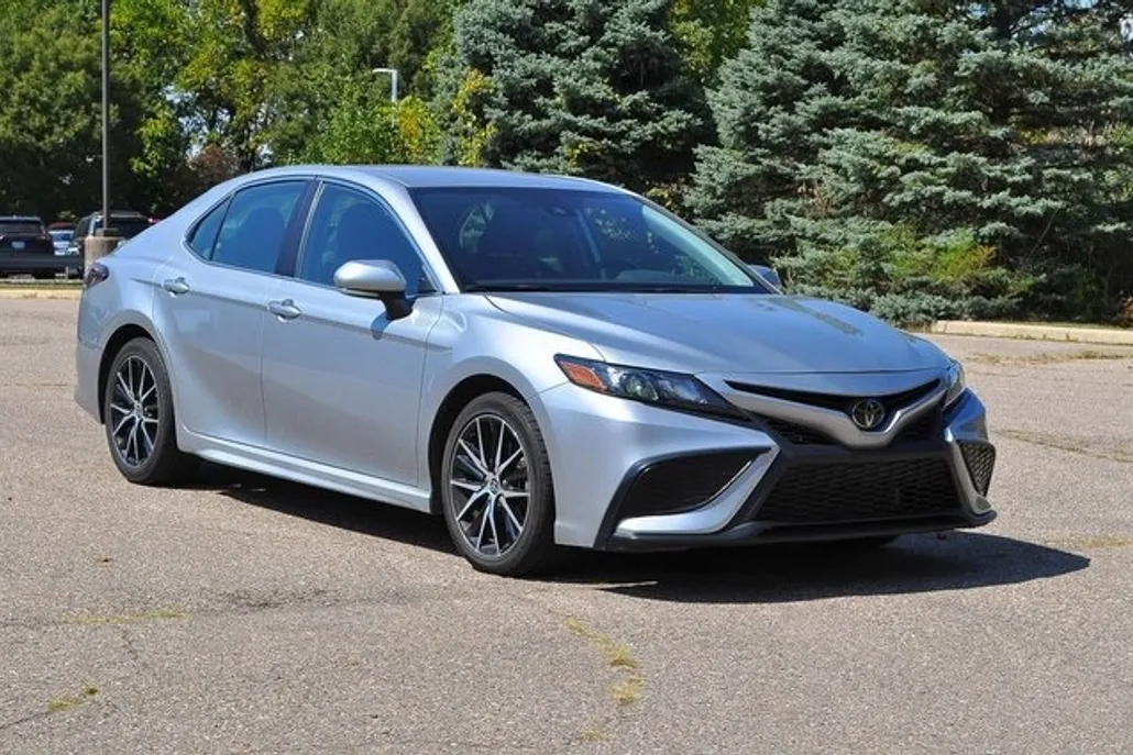 2023 Toyota Camry SE photo 1