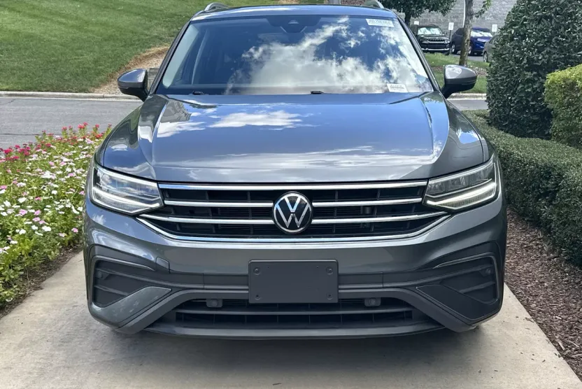 2023 Volkswagen Tiguan SE photo 1