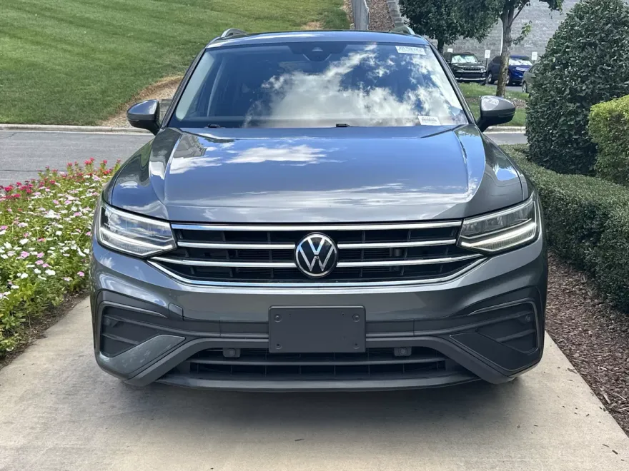 2023 Volkswagen Tiguan SE photo 1