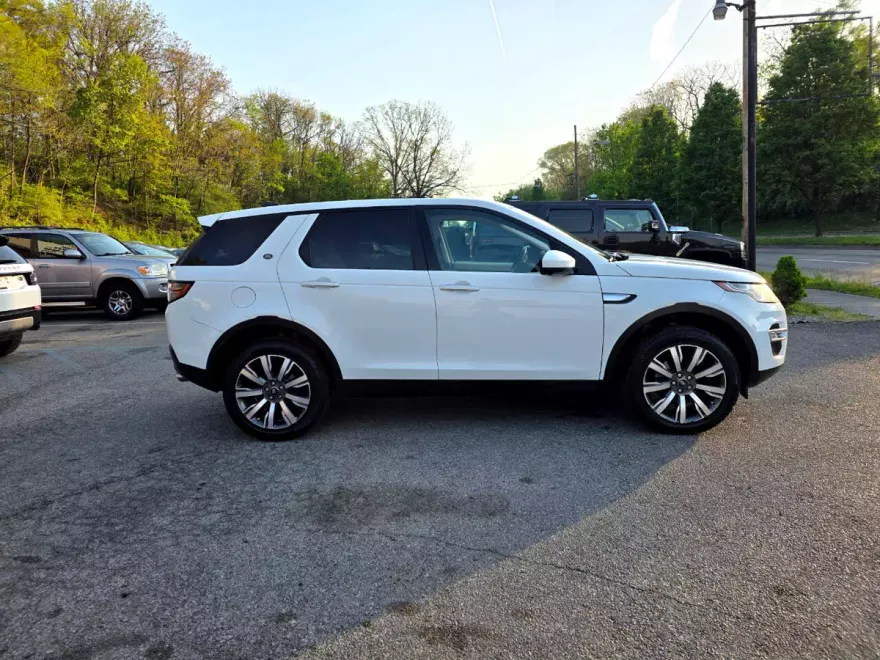 2017 Land Rover Discovery Sport HSE photo 1