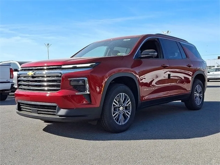 2025 Chevrolet Traverse photo 2