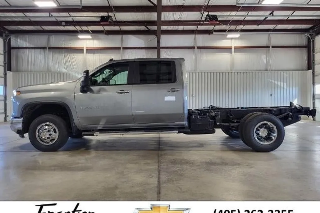 2026 Chevrolet Silverado 3500HD LT photo 1