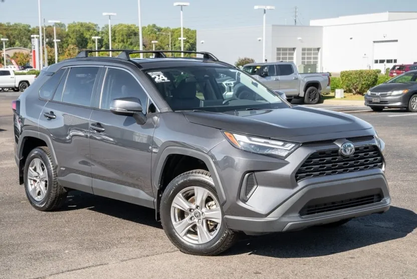 2024 Toyota RAV4 Hybrid XLE photo 1