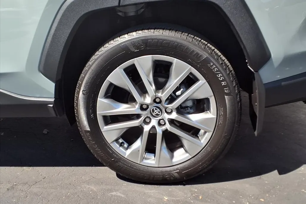 2022 Toyota RAV4 XLE Premium photo 1