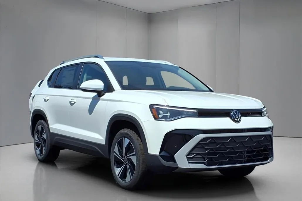 2025 Volkswagen Taos SE photo 1