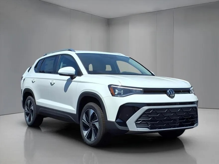 2025 Volkswagen Taos SE photo 1