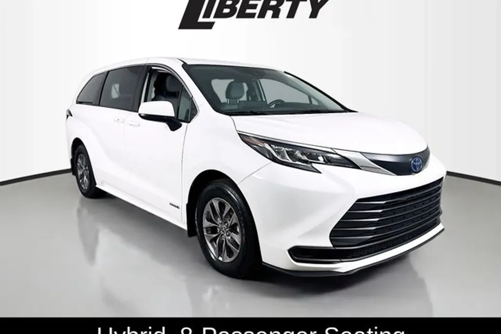 2021 Toyota Sienna LE photo 1