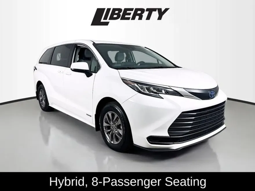 2021 Toyota Sienna LE photo 1