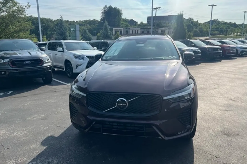 2026 Volvo XC60 B5 photo 1