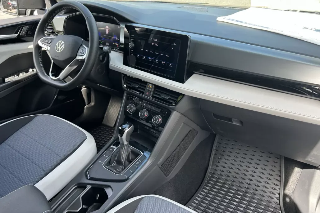 2025 Volkswagen Taos S photo 1