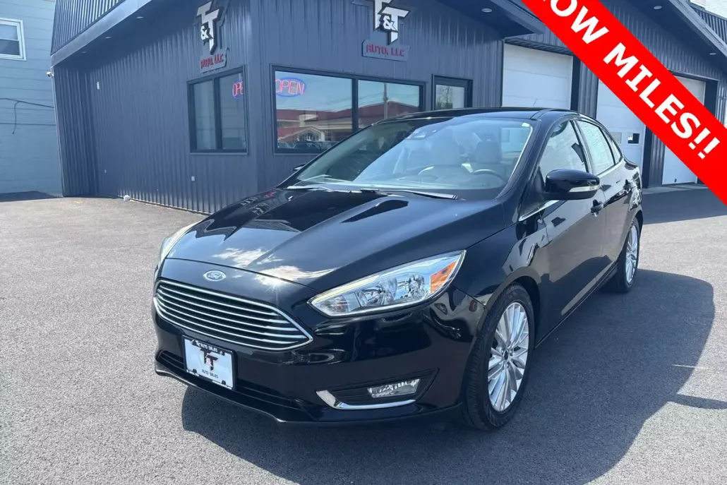 2017 Ford Focus Titanium photo 1