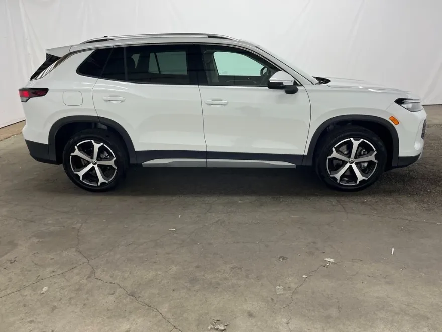 2025 Volkswagen Tiguan SE photo 1