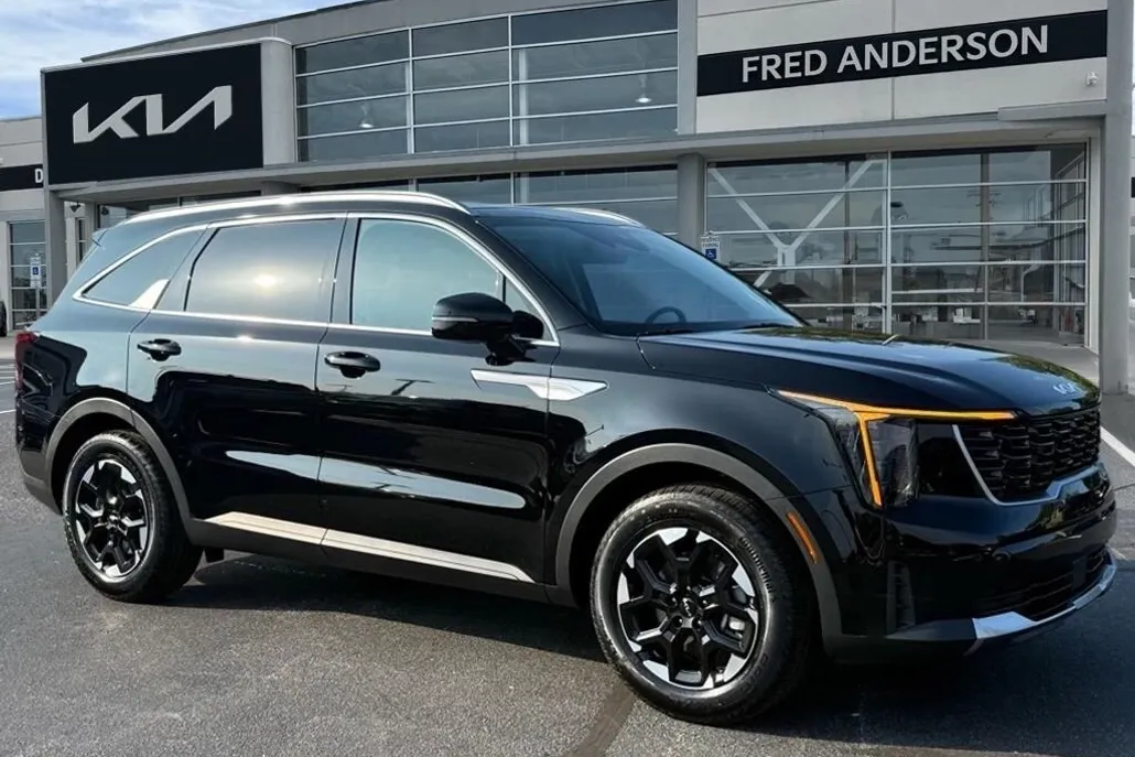 2025 Kia Sorento S photo 1