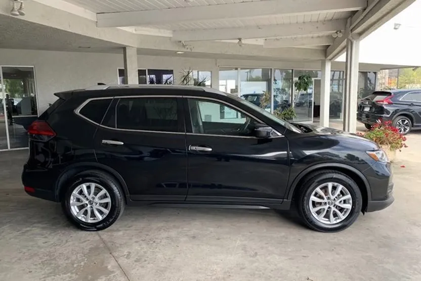 2020 Nissan Rogue SV photo 1