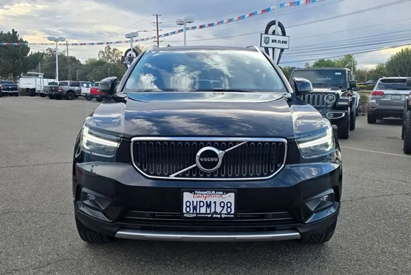 2021 Volvo XC40 Momentum photo 1