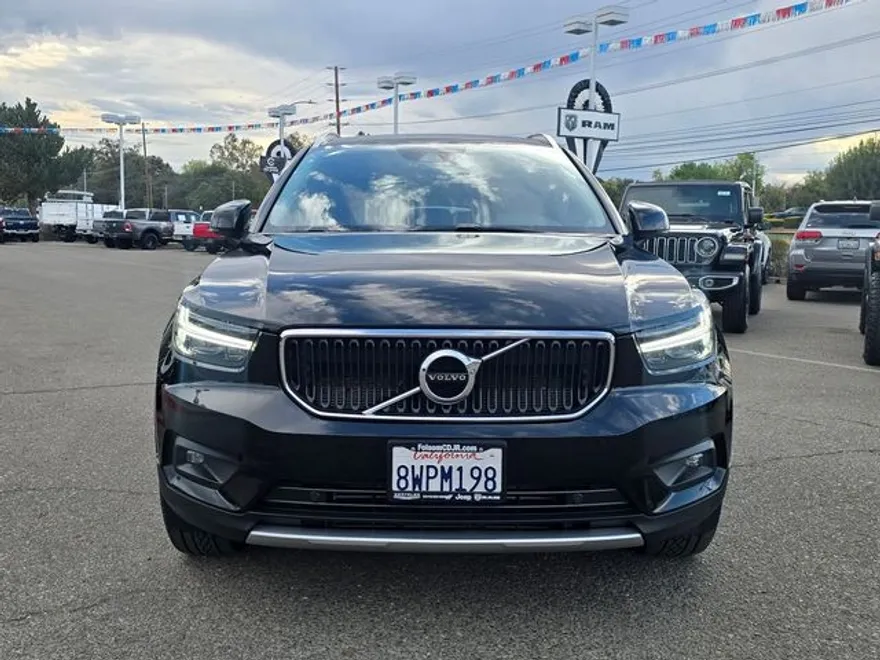 2021 Volvo XC40 Momentum photo 1